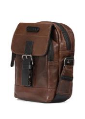 Skórzana brązowa torba męska z klapą TORMS-0105-1H(W26), widok produktu skosem na białym tle.