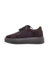Zamszowe buty damskie w kolorze ciemnobrązowym BUTYD-1284-1I(Z26), widok produktu z boku na jasnym tle.