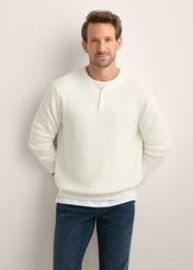 Męski sweter ecru SWEMT-0201-0B(Z26), widok produktu od przodu na modelu. Widoczna połowa sylwetki.