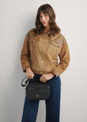 Czarna nylonowa listonoszka damska TOREN-0309-99(W25), widok produktu od przodu na modelce, widoczna połowa sylwetki.