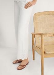 Camelowe skórzane klapki damskie BUTYD-1227-1D(W26), widok produktu z boku na stopach modelki.