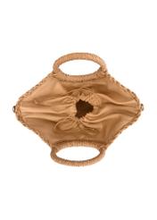 Półokrągła beżowa pleciona torebka TOREC-0940-1E(W26), widok produktu w środku na białym tle.