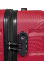 Walizka mała na kółkach WALAB-0067-4D-19(W26), zbliżenie na zamek produktu na białym tle.