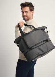 Ciemnoszara torba męska TORMN-0369-95(Z25), widok produktu od przodu na modelu, widoczna połowa sylwetki.