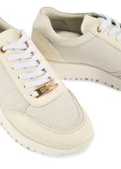 Kremowe skórzane buty sportowe damskie BUTYD-1099-11(Z25) - zbliżenie na detal na białym tle.