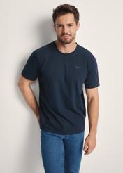 T-shirt męski w kolorze granatowym TSHMT-0134-68(Z25), widok produktu z przodu na modelu. Widoczna połowa sylwetki.