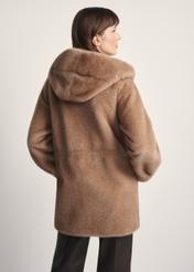 Beżowe futro damskie z kapturem FUTDP-0062-81(Z25), widok produktu z tyłu na modelce. Widoczna połowa sylwetki.