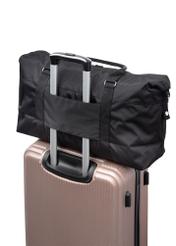 Czarna torba podróżna TORMN-0382-99(Z25), widok produktu od tyłu na walizce na białym tle.