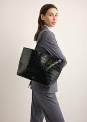 Czarna torebka shopper croco TOREC-1242-9G(Z26), widok z przodu na modelce. Widoczna połowa sylwetki. 