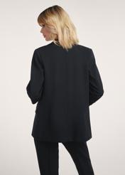 Czarna marynarka damska bez zapięcia ZAKDT-0034-99(Z24) - widok produktu z tyłu na modelce na białym tle. Widoczna połowa sylwetki. 