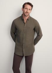 Koszula męska w kolorze khaki KOSMT-0299A-55(Z25), widok produktu z przodu na modelu. Widoczna połowa sylwetki.