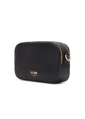 Czarna mała torebka damska TOREC-1172-99(W26), widok produktu skosem na białym tle.