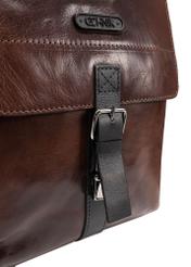 Skórzana brązowa torba męska TORMS-0104-1H(W26), zbliżenie na detal produktu na białym tle.
