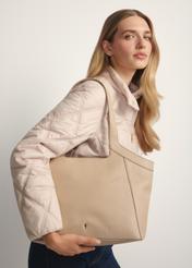 Duża skórzana torebka damska TORES-1205-1B(W26) - widok produktu z przodu, na modelce, na jasnym tle. Widoczna połowa sylwetki.