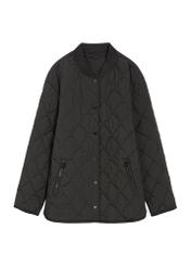 Czarna pikowana kurtka damska KURDT-0580-99(W26) - widok produktu z przodu na białym tle. 