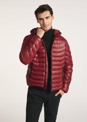 Kurtka męska w kolorze bordowym KURMT-0380-49(Z25), produkt widoczny od przodu na modelu, widoczne pół sylwetki.