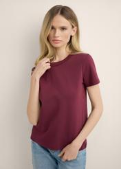 Bordowy bawełniany T-shirt damski TSHDT-0144-4D(Z26), widok produktu z przodu na modelce. Widoczna połowa sylwetki.