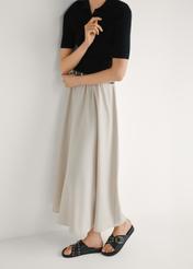 Skórzane klapki damskie w kolorze czarnym BUTYD-1268-99(W26), widok produktu z boku na stopach modelki.