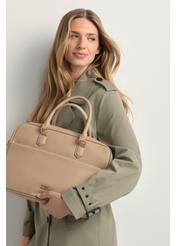 Beżowa torba na laptopa damska TOREC-1209-1B(W26), widok produktu w rękach modelki. Widoczna połowa sylwetki.