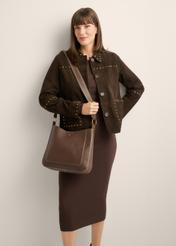 Brązowa torebka damska hobo TOREC-1257-1H(Z26), widok produktu od przodu na modelce. Widoczna połowa sylwetki.