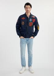 Granatowa męska kurtka pilotka TOP GUN KURMT-0381-69(W25) - widok z przodu na modelu na białym tle. Widoczna cała sylwetka.