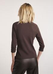 Brązowa bluzka damska z dekoltem V-neck LSLDT-0036-1I(W26) - widok produktu z tyłu na modelce. Widoczna połowa sylwetki.