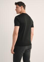 Czarny T-shirt męski z bawełny merceryzowanej TSHMT-0135-99(Z25), widok produktu z tyłu na modelu. Widoczna połowa sylwetki.
