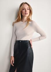 Jasnobeżowy lonsleeve damski LSLDT-0028-80(Z25), widok produktu z przodu na modelce. Widoczna połowa sylwetki.