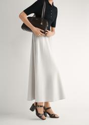 Ciemnobrązowe skórzane sandały na słupku BUTYD-1232-1I(W26), widok produktu z boku na stopach modelki.