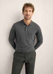 Grafitowy wełniany sweter męski SWEMT-0197-9D(Z26). Widok produktu z przodu na modelu. Widok połowa sylwetki.