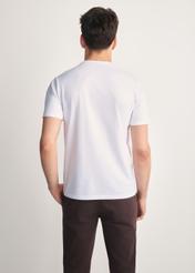 Biały T-shirt męski z nadrukiem TSHMT-0133-11(Z25), widok produktu z tyłu na modelu. Widoczna połowa sylwetki.