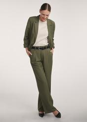 Spodnie damskie w kolorze khaki SPODT-0112-55(Z25), widok produktu z przodu na modelce, widoczna cała sylwetka.