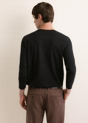 Czarny bawełniany longsleeve męski LSLMT-0013-99(Z26), widok produktu z tyłu na modelu. Widoczna połowa sylwetki.