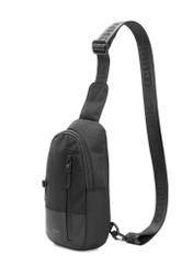 Czarna męska torba crossbody TORMN-0419-99(W26) - widok produktu po skosie, na białym tle.