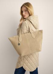 Torebka damska typu shopper w kolorze chłodnego beżu TORES-1407-1K(Z26). Widok z modelką.