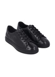 Czarne skórzane buty sportowe męskie BUTYM-0571-99(Z26), widok produktu skosem na jasnym tle.