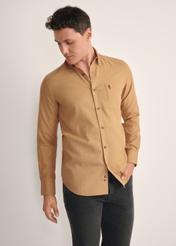 Koszula męska w kolorze camel KOSMT-0299A-24(Z25), widok produktu od przodu na modelu, widoczna połowa sylwetki.