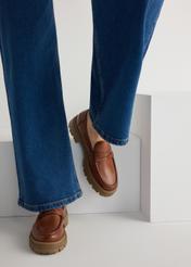 Skórzane mokasyny na platformie w kolorze koniaku BUTYD-1069-1F(W26), widok produktu od przodu na modelce, widoczna połowa sylwetki.