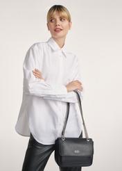 Skórzana czarna torebka na ramię TORES-1147A-99(Z25) - widok z przodu na modelce na białym tle.