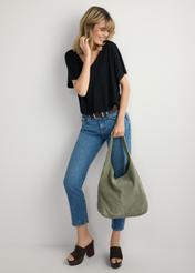 Szałwiowa zamszowa shopperka damska TORES-1177-8F(W26) - widok produktu z przodu, na modelce, na jasnym tle. Widoczna cała sylwetka.