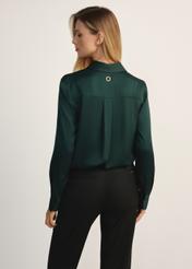 Ciemnozielona koszula damska KOSDT-0172-54(Z25), widok produktu od tyłu na modelce, widoczne pół sylwetki.