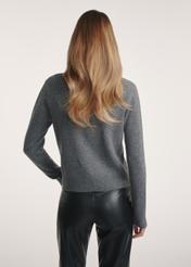 Szary wełniany kardigan damski KARDT-0058-91(Z25), widok produktu z tyłu na modelce, widoczna połowa sylwetki.