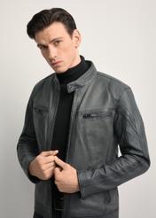 Grafitowa kurtka skórzana męska KURMS-0393-9D(W26) - widok produktu z przodu, na modelu, na białym tle. Widoczna połowa sylwetki.