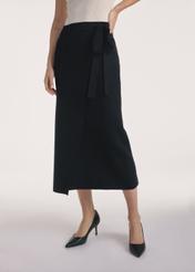 Czarna spódnica midi SPCDT-0114-99(Z25), widok produktu z przodu na modelce, widoczne pół sylwetki.