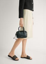 Czarne plecione klapki damskie BUTYD-1253-99(W26), widok produktu z boku na stopach modelki.