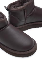 Brązowe skórzane śniegowce damskie BUTYD-1219-89(Z25), zbliżenie na detal produktu na białym tle.