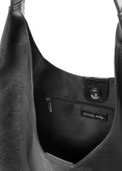 Czarna torebka damska na ramię typu shopper TOREC-1385-99(Z26). Widok od środka na białym tle.