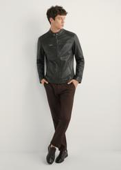 Ciemnobrązowa skórzana kurtka męska KURMS-0326-1I(W26), widok produktu z przodu na modelu. Widoczna cała sylwetka.