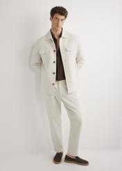 Jasnobeżowa lniana kurtka męska KURMT-0420-1A(W26) - widok produktu z przodu, na modelu, na jasnym tle. Widoczna cała sylwetka. 