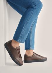 Brązowe skórzane buty sportowe BUTYM-0503-89(Z25), widok produktu na stopach modela na jasnym tle.